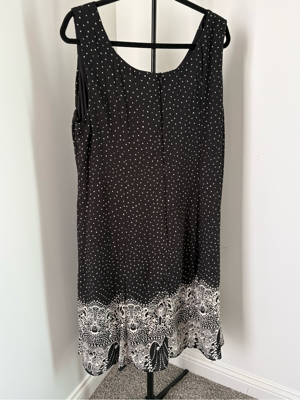 dressbarn Black and White Patterned Lined sleeveless Summer Dress